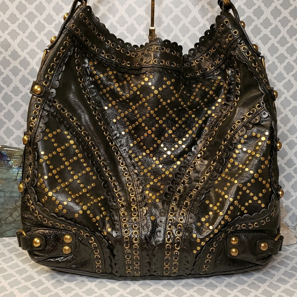 Isabella Fiore Stud muffin Carina hobo